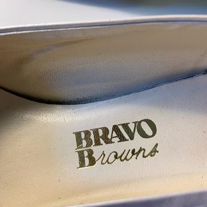 Host Pick!! Pristine BRAVO Browns 1/2” Iridescent Pearl Heels